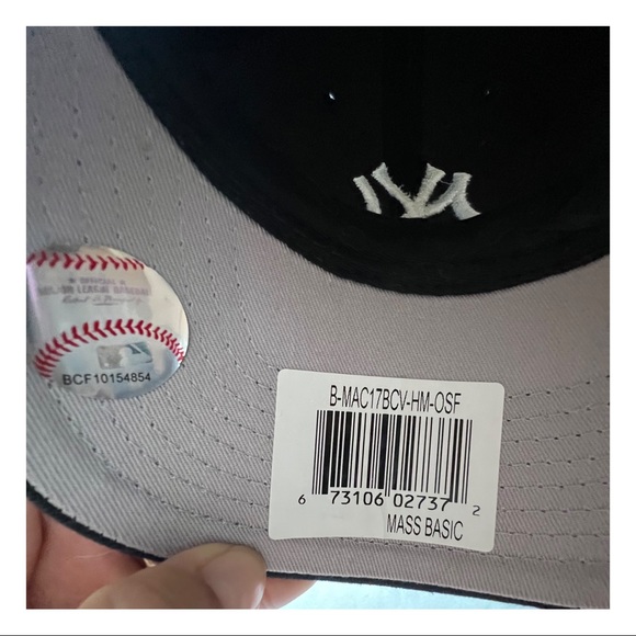 Yankee t-shirt size XL-EG-TG, 18-20 with NWT Yankee baseball cap! - Picture 8 of 8